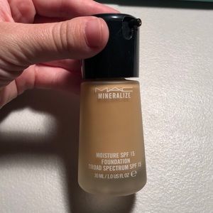MAC Mineralize Liquid Foundation - nc30